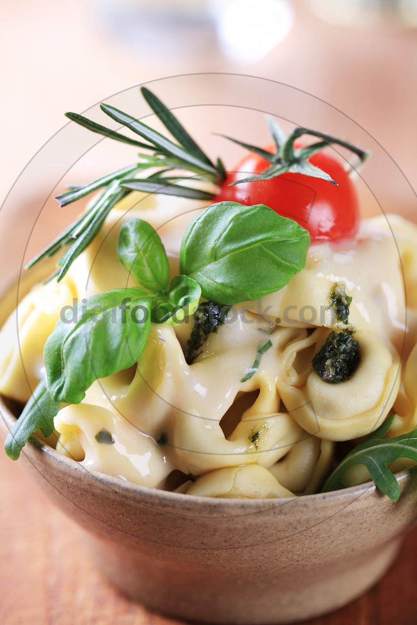 Tortellini with cheese sauce 